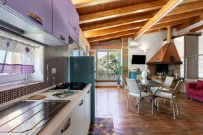 Fridge, microwave, oven, stovetop - Villa Luisana with Private Pool and Terrace with Mountain View (Sonnino)