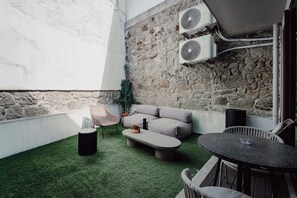 Outdoor dining - Vrbo Property (Porto)