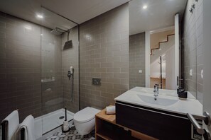 Bathroom - Vrbo Property (Porto)