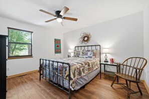 2 bedrooms, desk, iron/ironing board, WiFi - Cozy Murphy Cabin w/ Mountain Views (Murphy)