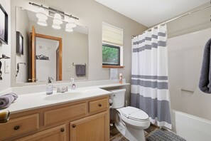 Hair dryer, towels, soap, shampoo - Cozy Murphy Cabin w/ Mountain Views (Murphy)
