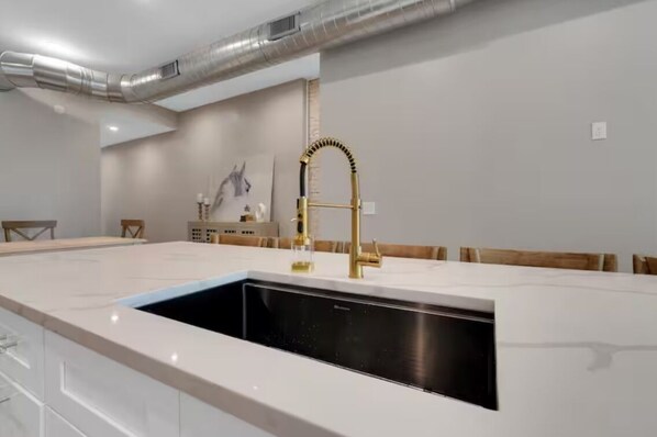 Private kitchen - Luxury Historic Home  8BR • Sleeps 16+ • Off-Street Parking (Louisville)