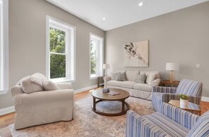 Living area - 8BR 5 Bath Luxury Home (Louisville)