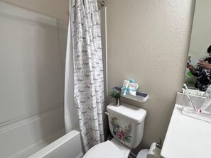 Secadora de cabello, toallas, jabón, papel de baño 
