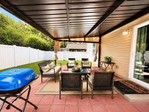 Outdoor dining - 4BR Home Near 1-485 and Golf Course+ Gazebo+ 2car Garage + fenced backyard (Charlotte)
