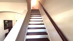Eine Treppe mit Holzboden und weißen Wänden.