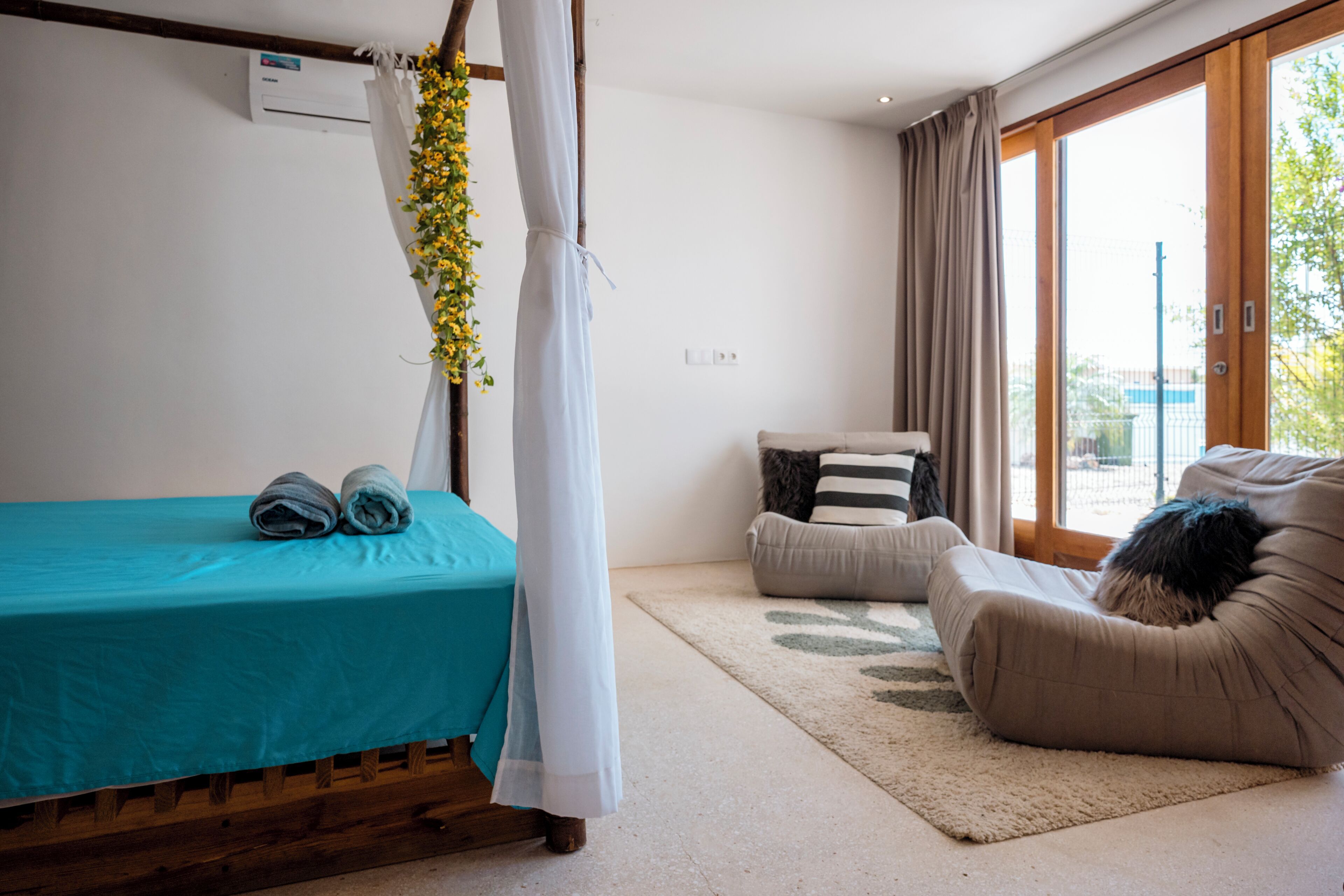 4 bedrooms, iron/ironing board, WiFi (free), bed sheets