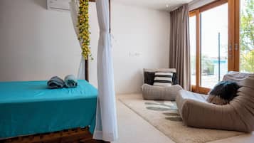 4 bedrooms, iron/ironing board, WiFi (free), bed sheets