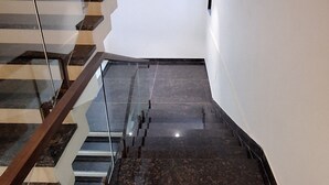 Eine moderne Treppe mit Glastrennwand und dunklen Marmorstufen.