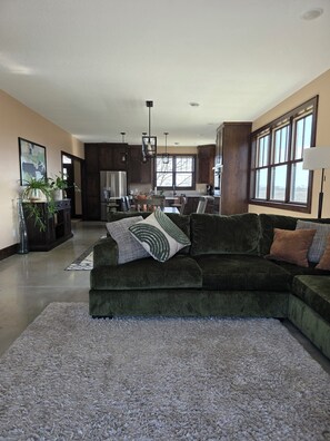 Living area - 3 bed 2 bath luxury home with river view private. (Hutchinson)