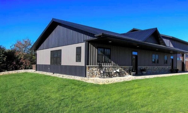 Exterior - 3 bed 2 bath luxury home with river view private. (Hutchinson)