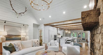 Luxury 4BR 4BA Estate on 8 acres in Cashiers, NC