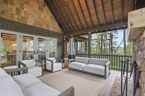 TV connectée, cheminée, livres
