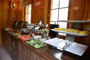 A buffet with various food items and a wooden interior. - Goblec Hotel (Çaykara)