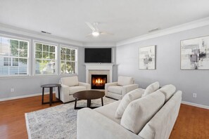 Interior - Charming fully furnished  3-bedroom home with hardwood floors throughout (Atlanta)