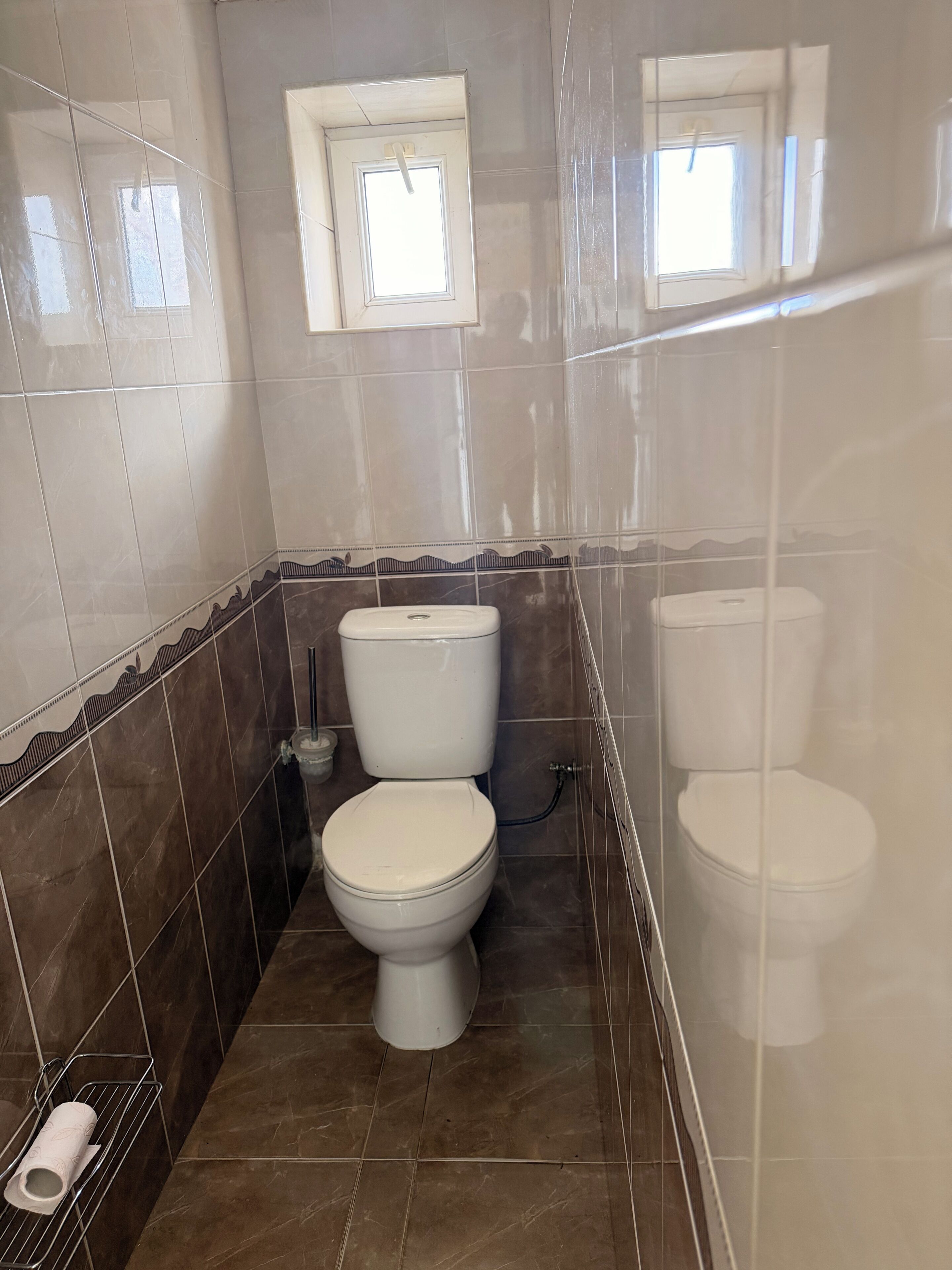 Secadora de cabello, toallas, jabón, papel de baño 