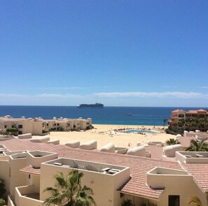 A coastal hotel with rooftop terraces, a pool, and a view of the sea. - Cozy Studio condo in Terrasol with beautiful ocean view. (Cabo san Lucas)