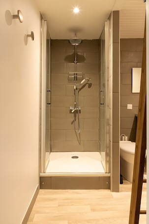 シャワー、タオル. Gîte La Traverse: Private Terrace, Private Garden, and Wi-Fi in Persac