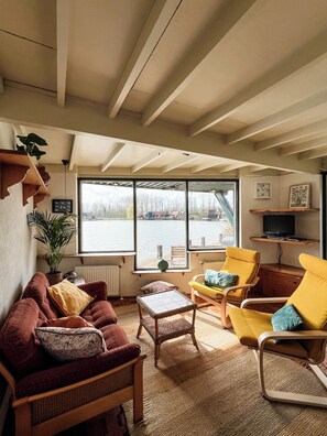 Living area - Cosy waterside cottage in the green heart of North Holland (Nieuwe Niedorp)