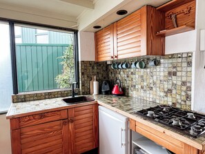 Private kitchen - Cosy waterside cottage in the green heart of North Holland (Nieuwe Niedorp)