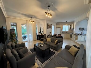 Smart TV - Luxury Private Pool Villa–5 min to Land of Legends (Antalya)