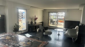 Living area - Terrace apartment in Père Lachaise, exceptional light and view (Paris)