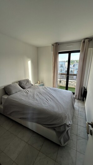 3 habitaciones, tabla de planchar con plancha, wifi y ropa de cama 
