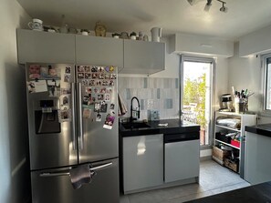 Microwave, oven, stovetop, dishwasher - Terrace apartment in Père Lachaise, exceptional light and view (Paris)