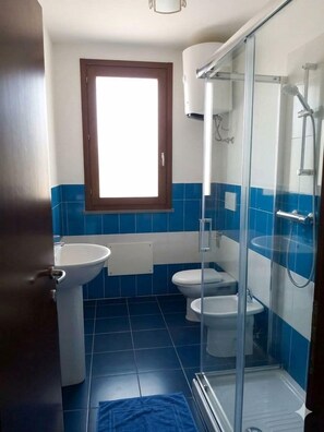 Bidet y toallas 