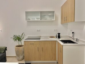 Kjøleskap, mikrobølgeovn, ovn og kaffetrakter/tekoker