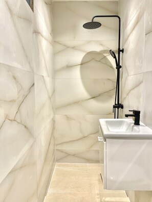 Shower, hair dryer, towels, shampoo - Suite Verde Medina Tangier (Tanger)