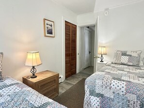 2 bedrooms, iron/ironing board, travel cot, bed sheets - 2BR Home Walkable to Downtown [Bar Harbor Getaway] (Bar Harbor)