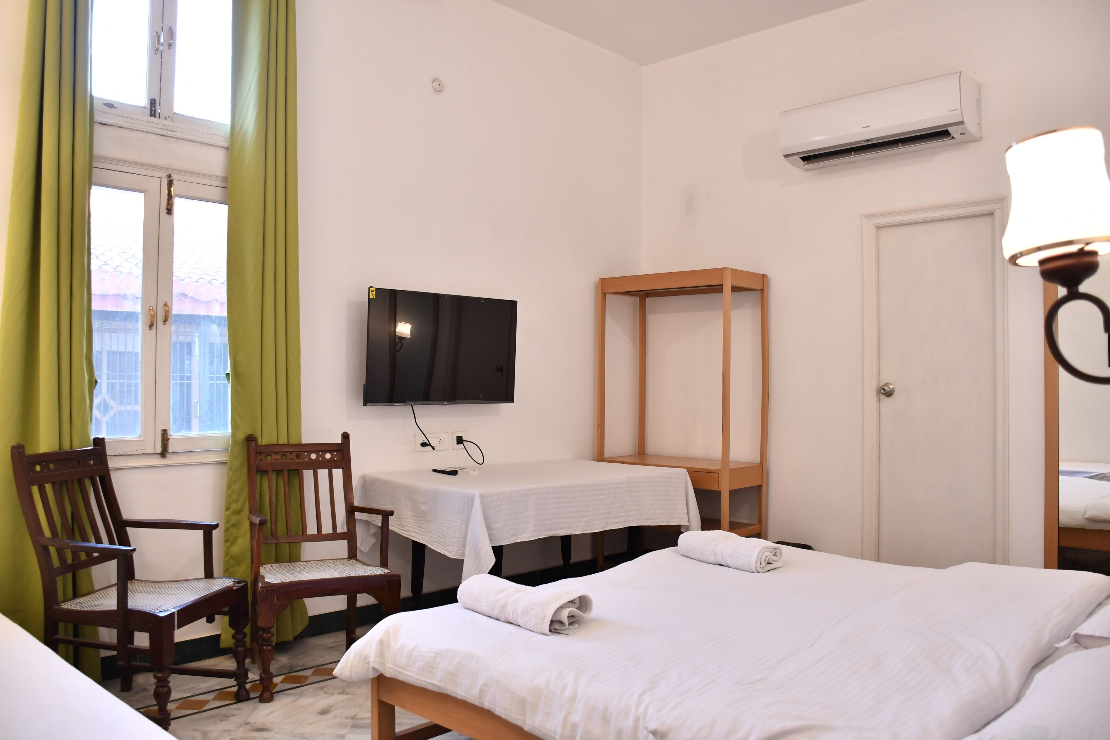 6 bedrooms, iron/ironing board, WiFi, bed sheets