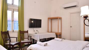 6 bedrooms, iron/ironing board, WiFi, bed sheets