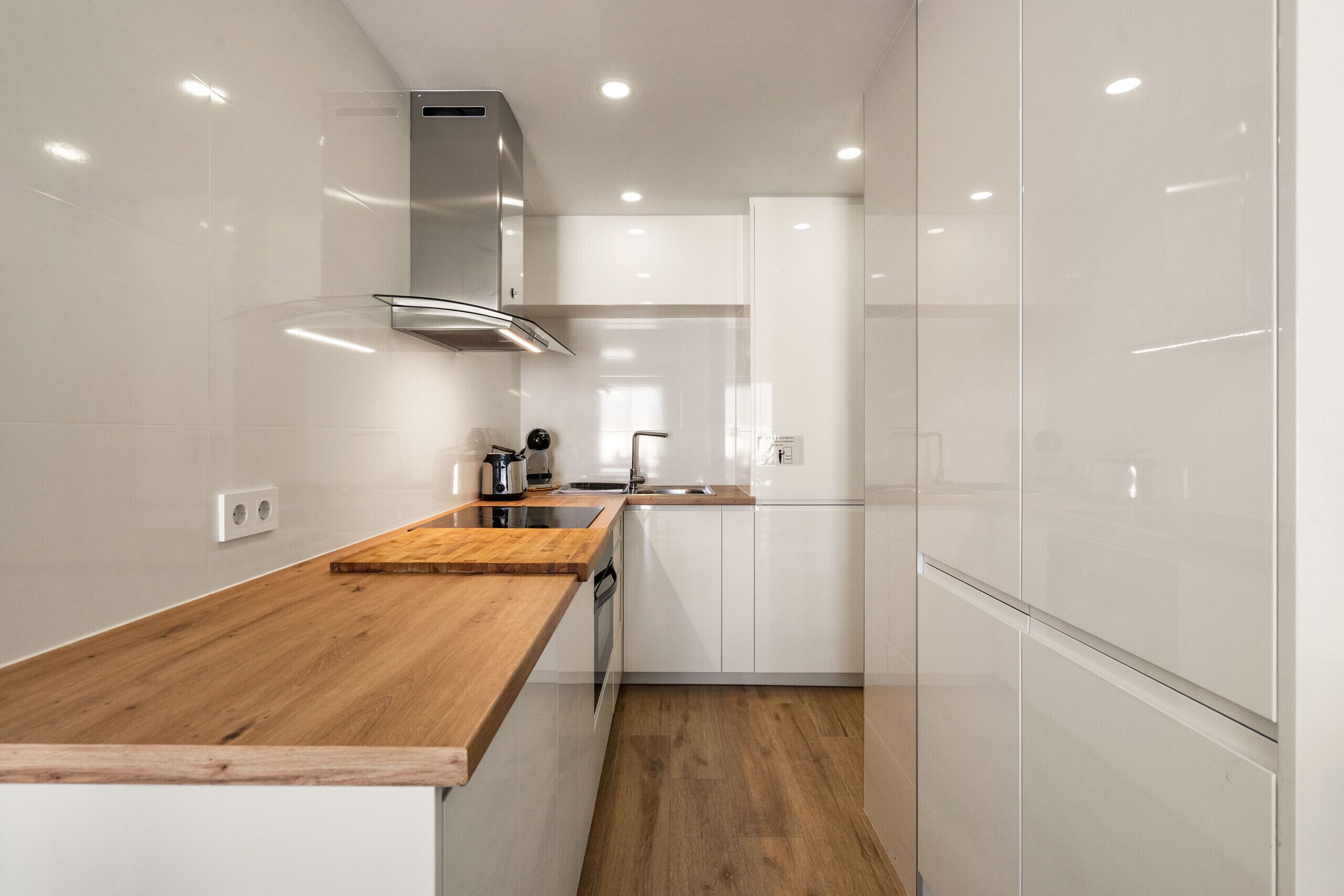 Fridge, oven, coffee/tea maker, electric kettle