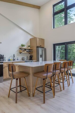 Wasserkocher mit Kaffee-/Teezubehör, Kühlschrank, Mikrowelle, Ofen