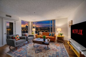 Living area - Modern Flats Retreat  Free Parking & Gym (Cleveland)