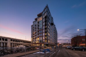 Exterior - Modern Flats Retreat  Free Parking & Gym (Cleveland)