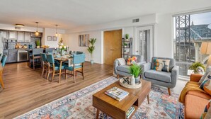 A modern apartment with a kitchen, dining area, and living room. - Modern Flats Retreat  Free Parking & Gym (Cleveland)