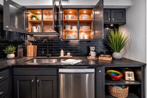 Private kitchen - Modern Flats Retreat  Free Parking & Gym (Cleveland)