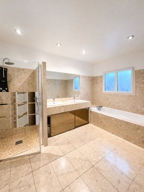 Hair dryer, towels, soap, toilet paper - VILLA DE STANDING DOMAINE DE MASSANE - Golf (Baillargues)