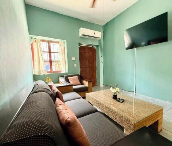Living area - 2-bedroom house in tranquil Centro Mazatlán with AC (Mazatlán)