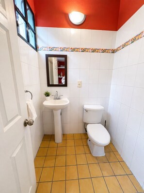 Bathroom - 2-bedroom house in tranquil Centro Mazatlán with AC (Mazatlán)