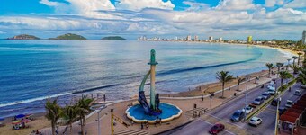 2-bedroom house in tranquil Centro Mazatlán with AC