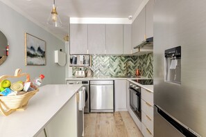 Microwave, oven, stovetop, dishwasher - CapeTown CityCentre Gem wBalcony - Walk to V&A Waterfront +CTICC (Cape Town)
