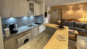 A compact kitchen with a sink, stove, and a wooden countertop. - Ground floor, tv, 35m², Villard de Lans (Villard-de-Lans)