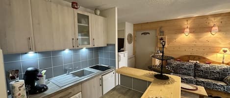 Jääkaappi, mikroaaltouuni, uuni, astianpesukone
