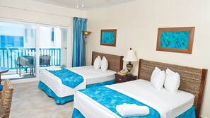 Room - Close to Maxwell Beach! Oceanfront, Balcony, Outdoor Pool, Free Parking! (Oistins)