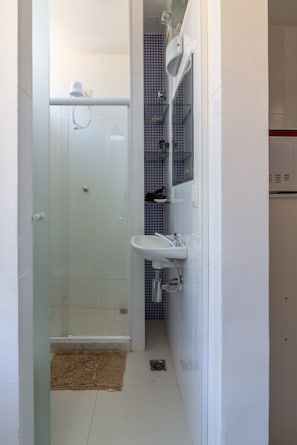 Bathroom - Moderno Studio en Rio de Janeiro | T915 (Rio de Janeiro)