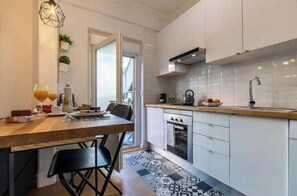 Private kitchen - "New" Amazing Studio with Terrace and AC (Lisboa)
